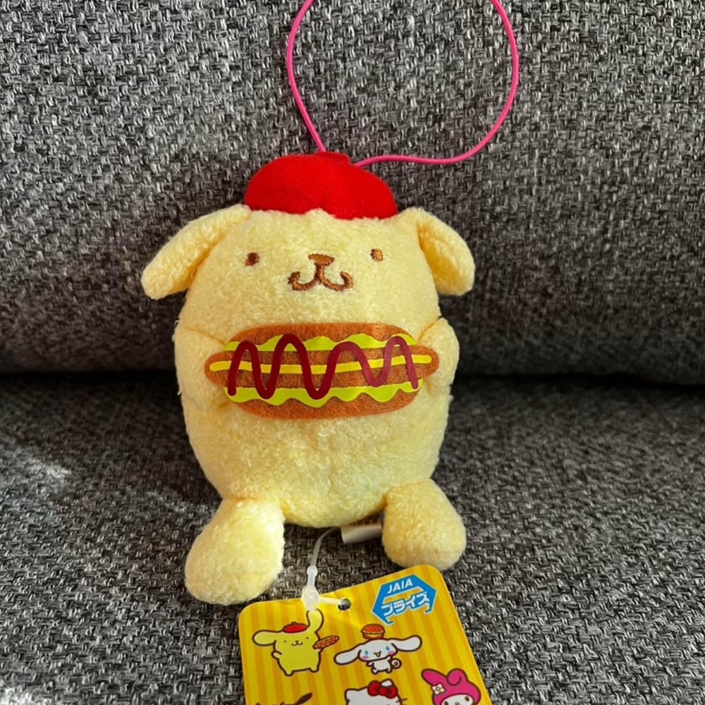 BNWT Japan 4” Sanrio Pompompurin hot dog plush hanger